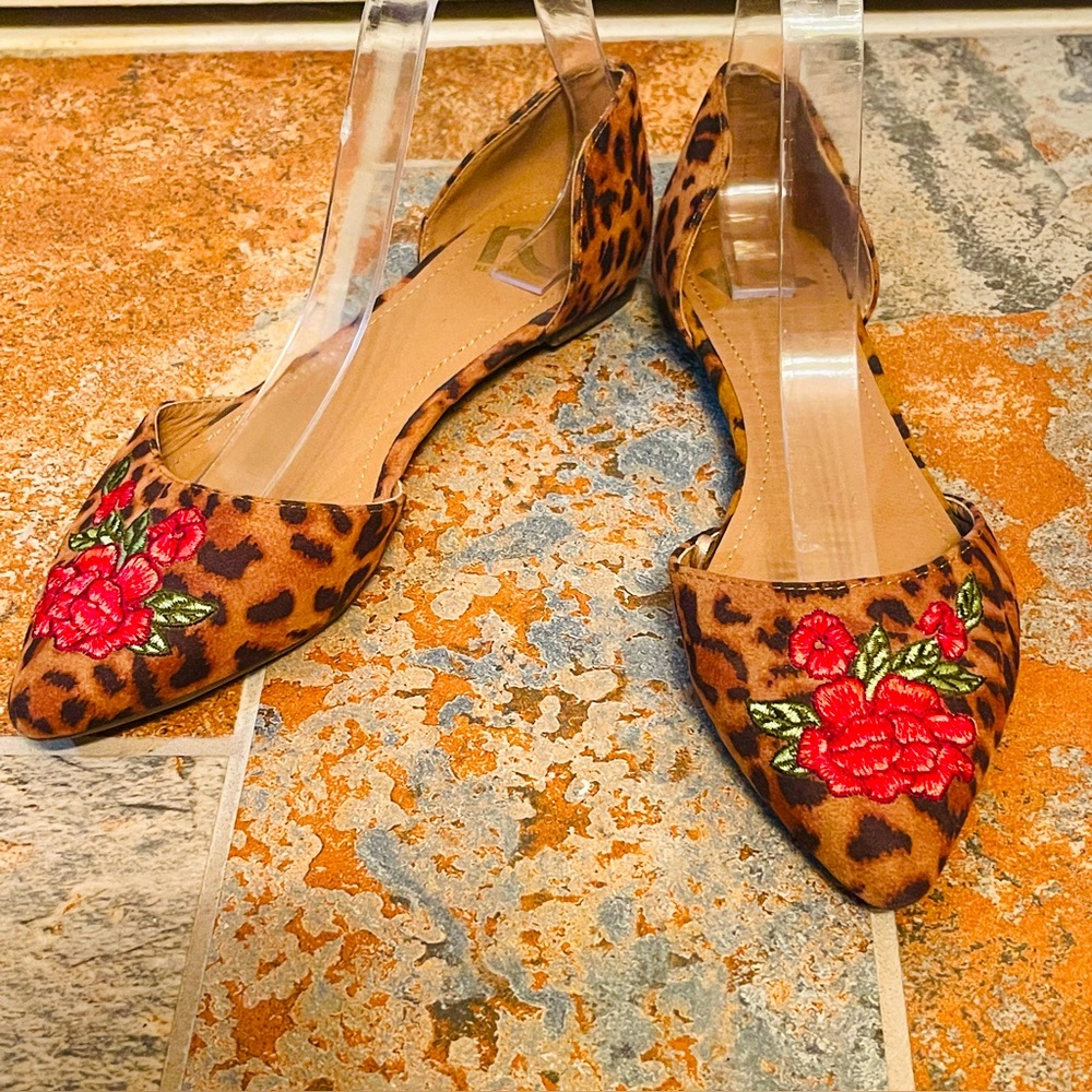 🐆Beautiful Embroidered Report Leopard Print Pointed Toe D’Orsay Style Flats!